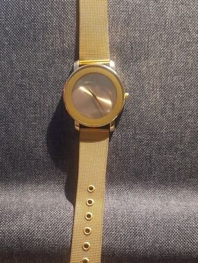 Gold Mesh Strap Minimalist Smartwatch - Sleek Gold Finish